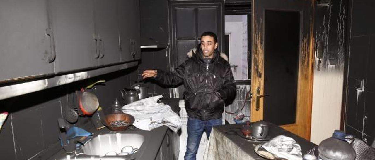 Ahmed El Ouardi, ayer, en la cocina de la vivienda que el miércoles sufrió un incendio en la plaza Sagrada Familia.