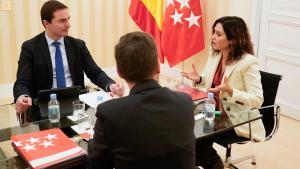 Isabel Díaz Ayuso durante su encuentro con el portavoz socialista, Juan Lobato, en la sede del Gobierno regional.