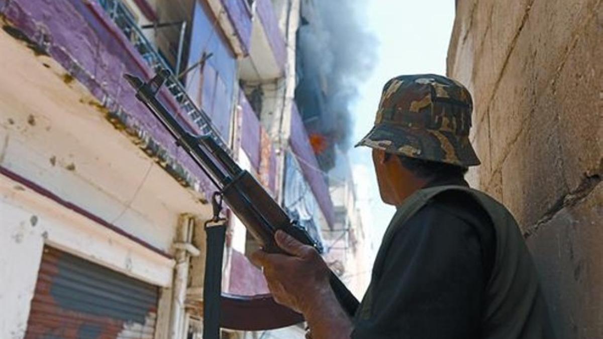 Batalla 8 Un libanés suní observa un edificio en llamas durante los choques de hace una semana en Trípoli.