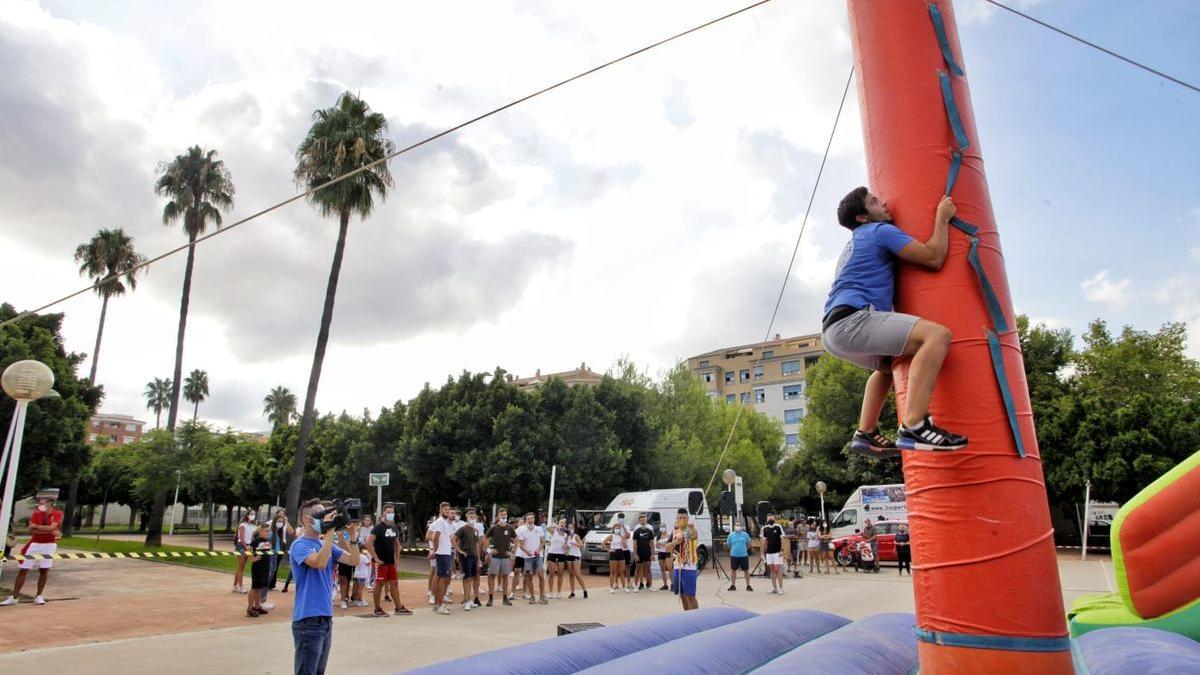 Los peñistas de Vila-real lo han pasado en grande con el yincana organizado por la Comissió de Penyes en el parque de la Mayorazga.