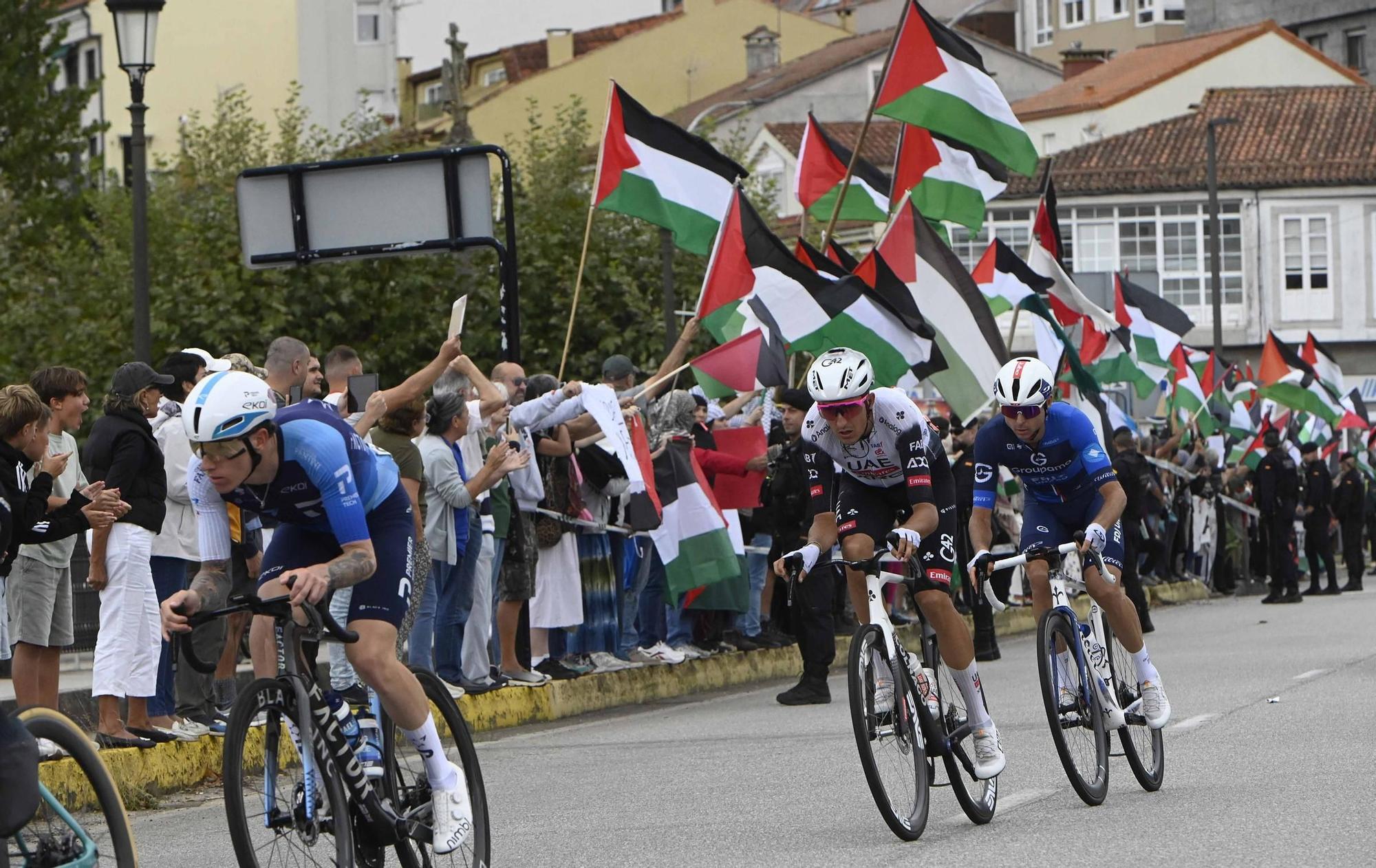 Concentraciones contra el equipo de Israel por el genocidio en Gaza durante el paso de La Vuelta por Pontevedra