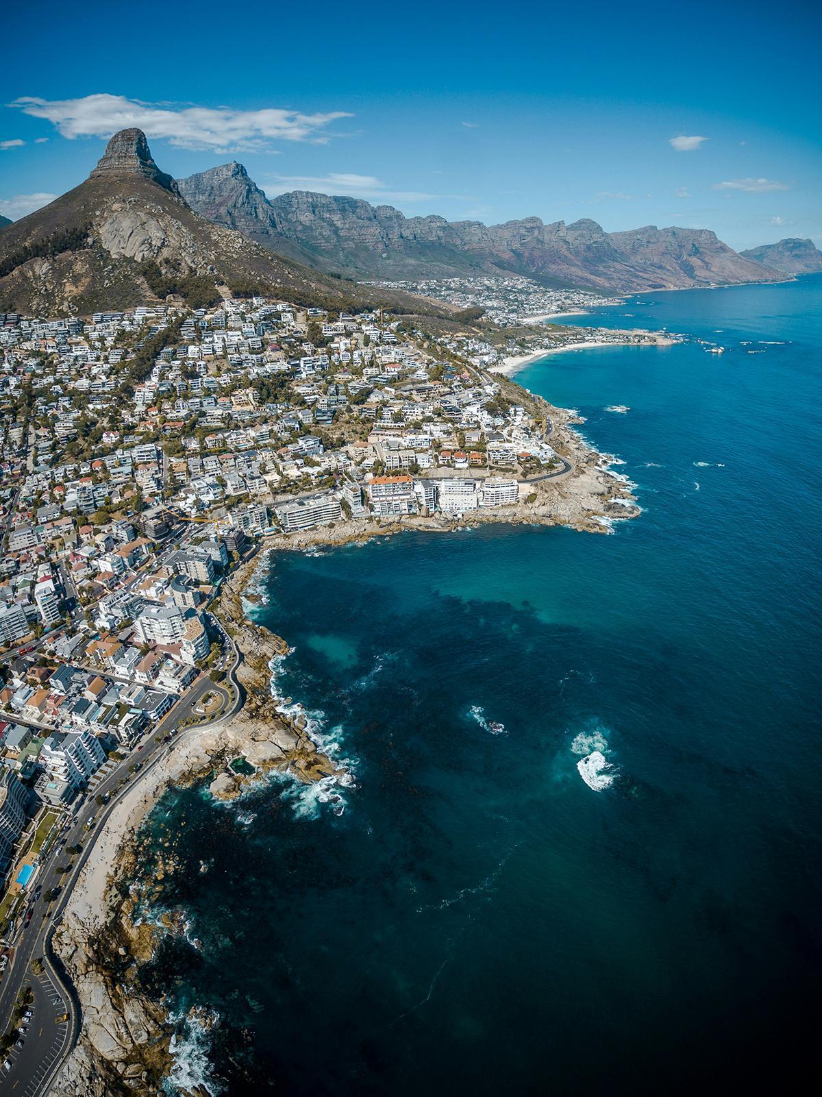 Ciudad del Cabo se despliega entre el Atlántico, la montaña y una de las costas urbanas más espectaculares de Sudáfrica.