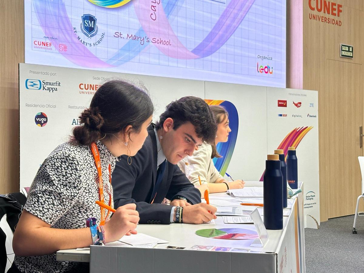 Jóvenes se preparan en uno de los debates de la Universidad CUNEF