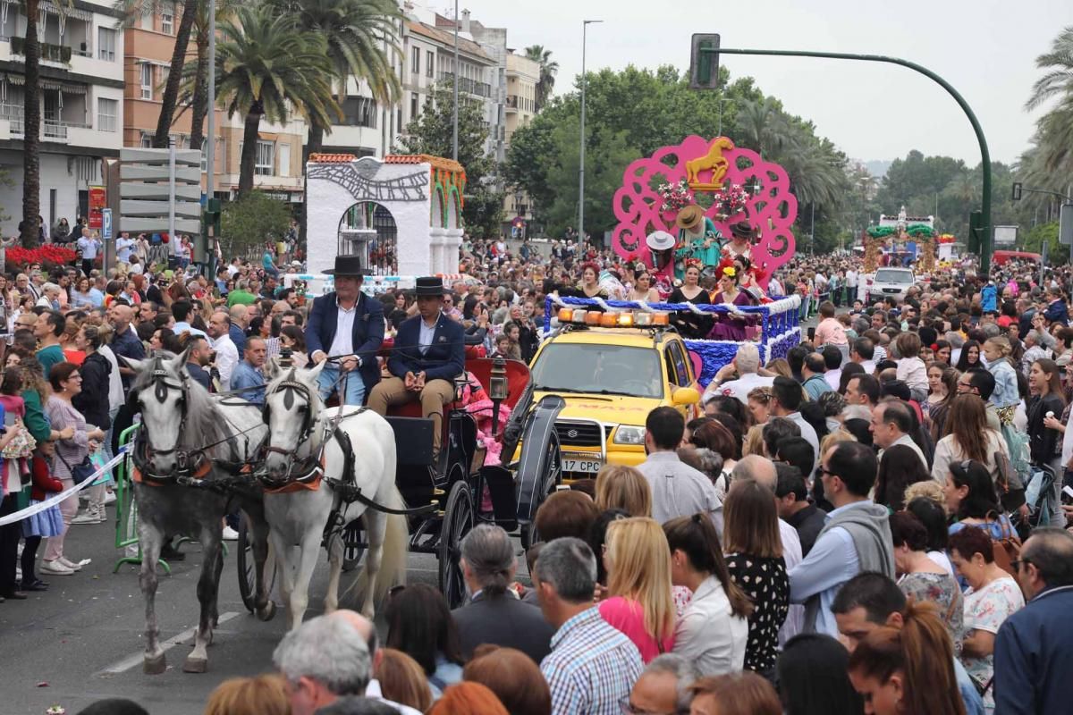 Miles de cordobeses participan en la Batalla de las Flores