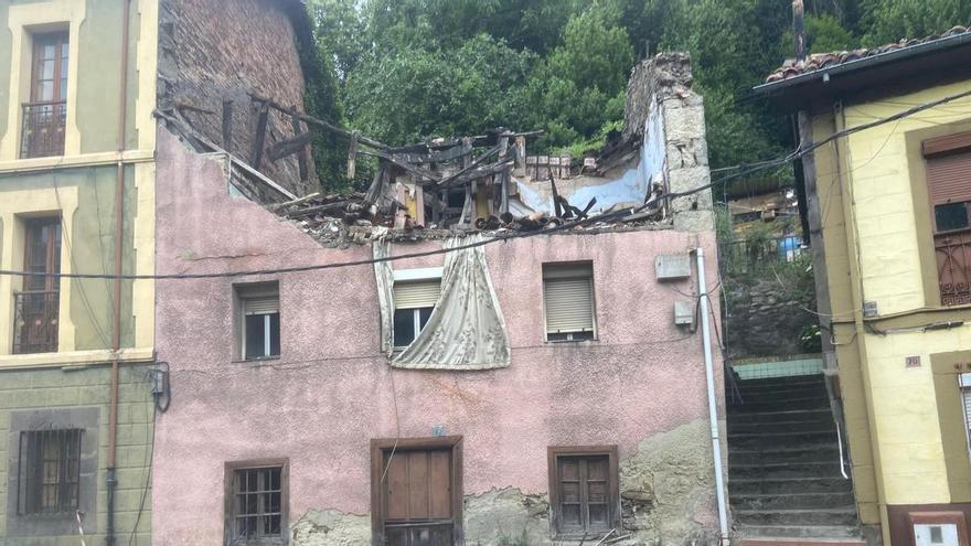 Escombros, charcos y peligro en Caborana: el derrumbe de una vivienda dispara el malestar vecinal