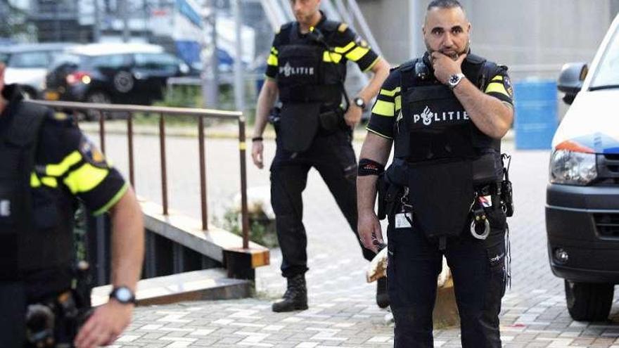 La Policía holandesa evacua el auditorio Maassilo, en Rotterdam.