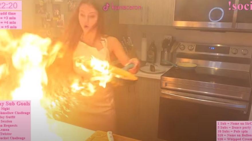 Una conocida streamer provoca un incendio mientras preparaba una receta en directo