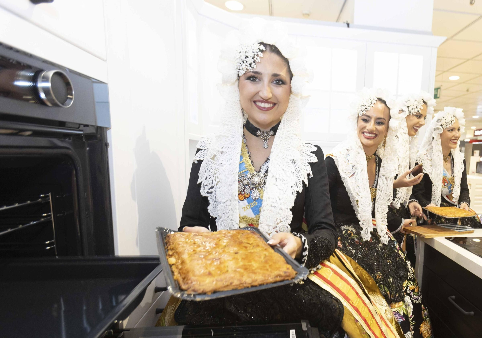 La Bellea del Foc y sus damas de honor cocinan la Fiesta a fuego lento