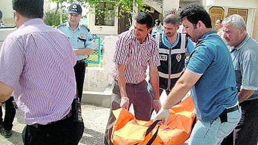 Los forenses trasladan el cuerpo de Padovese (en el recuadro).