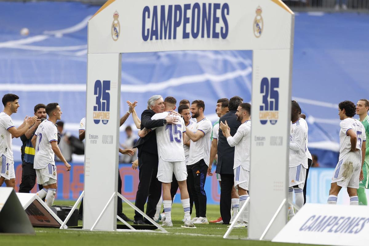 MADRID, 30/04/2022.- Los jugadores del Real Madrid celebran el título de Liga, al término del partido de Liga en Primera División ante el RCD Espanyol que han disputado este sábado en el estadio Santiago Bernabéu, en Madrid. EFE/Mariscal