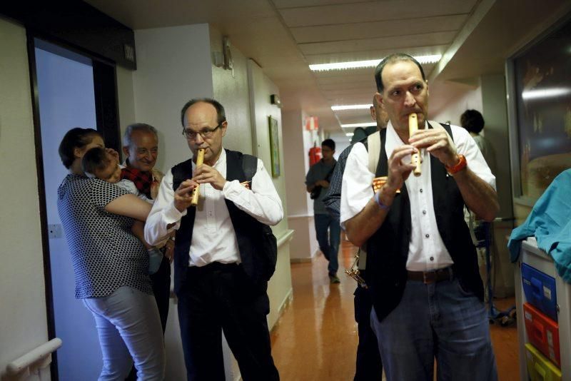 Visitas de cabezudos, bomberos y militares al hospital infantil