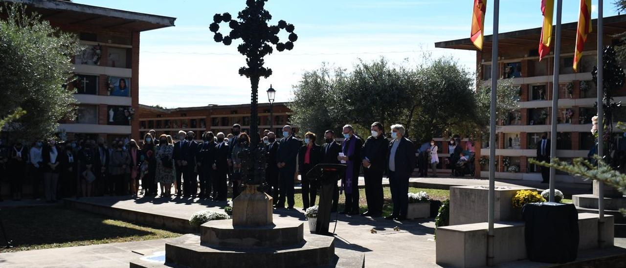 Tras la misa de Todos los Santos en el cementerio de Vila-real, las autoridades han recordado, como cada año, a las víctima de las guerras y a las del incendio del Cine La luz, a las que este año se han sumado las del covid.