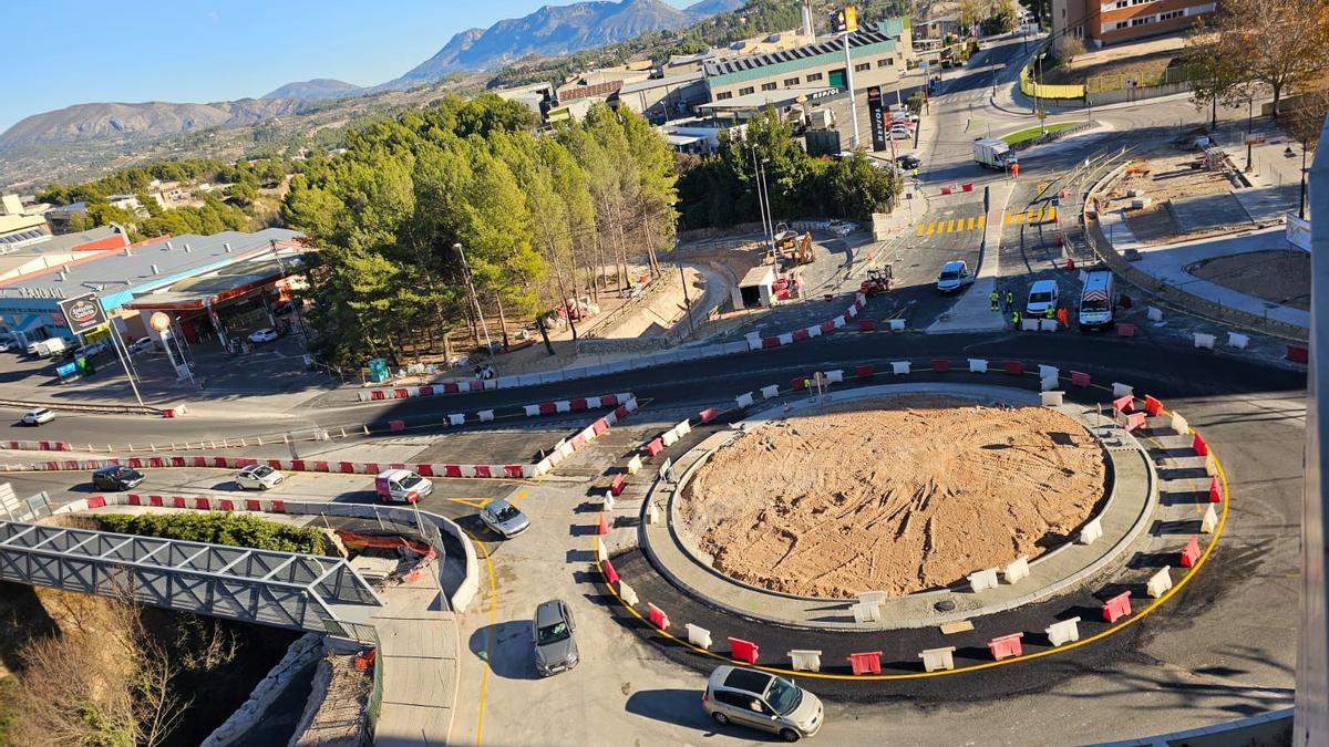 La rotonda de acceso norte a Alcoy este viernes, ya abierta al tráfico.