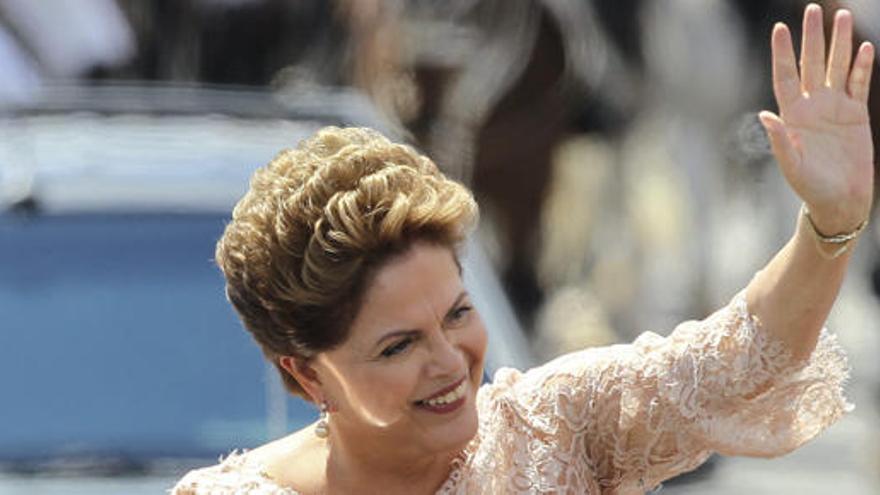 Rousseff saluda antes de jurar su cargo.