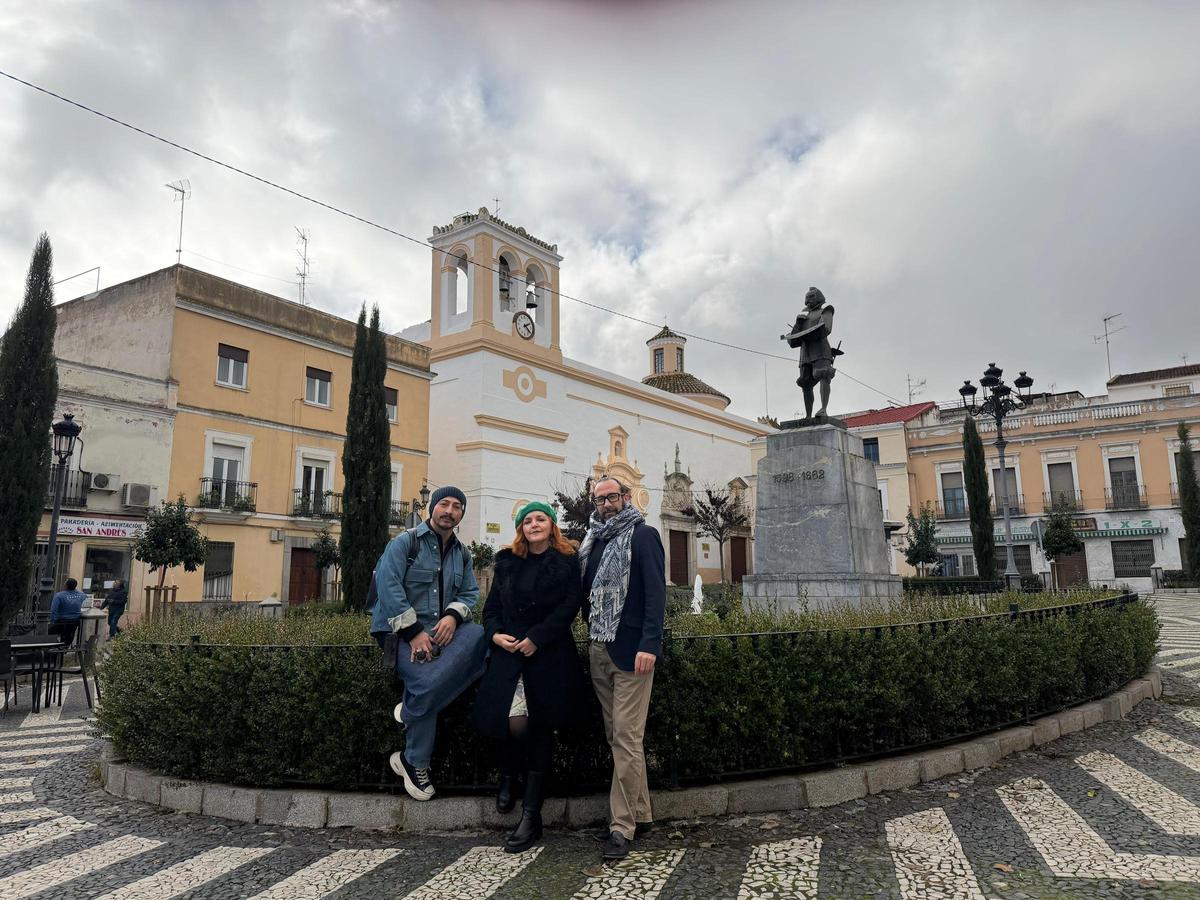 Juan Carlos Guajardo, Marisol Torres y Jesús Ortega, en la plaza de San Andrés-