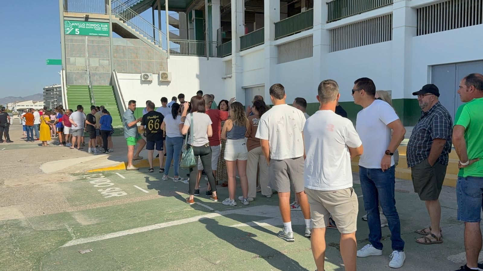 Los aficionados del Elche CF recogen las entradas en el estadio para el partido contra el Deportivo