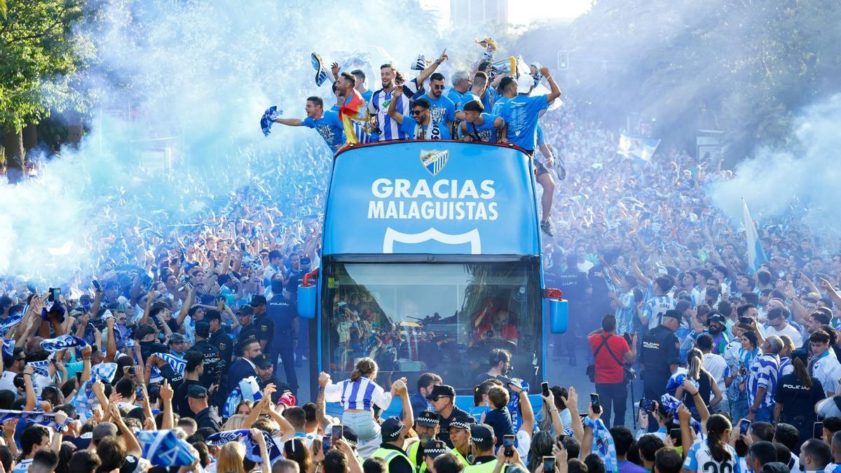 La plantilla del Málaga celebra el ascenso ante miles de aficionados.