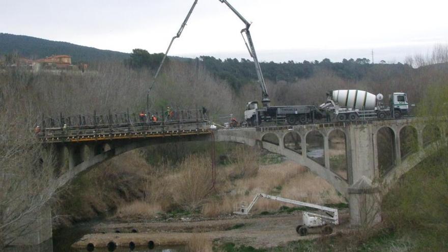 Els camions, treballant al Pont de Besalú.