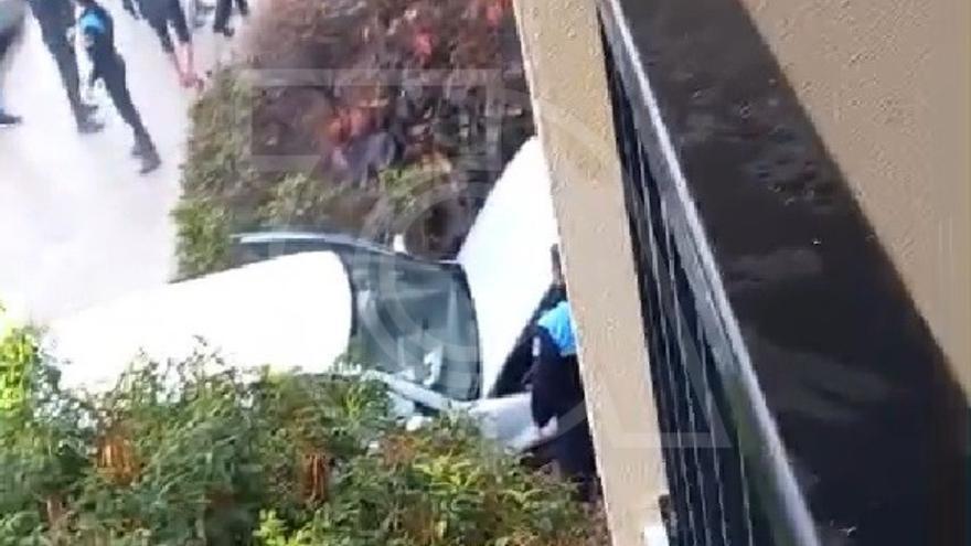 Empotra su vehículo contra un edificio en Salinetas mientras limpiaban las calles tras la DANA