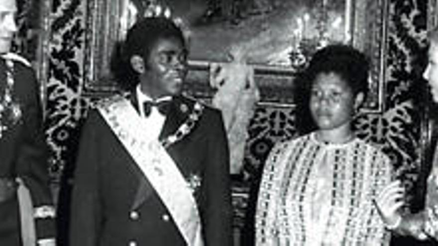 Obiang con su esposa en una recepción con los Reyes de España.