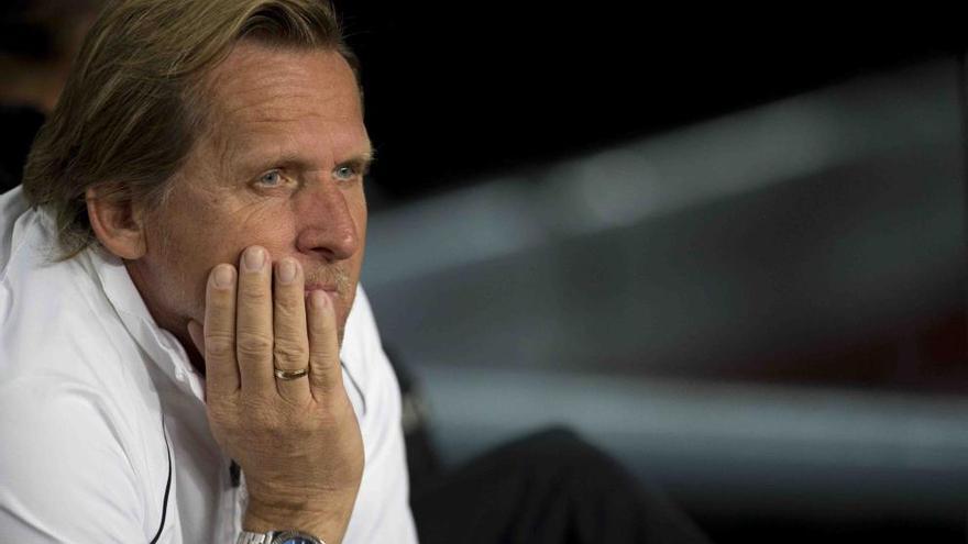 El entrenador alemán del Málaga CF, Bernd Schuster, durante el partido en el Camp Nou.