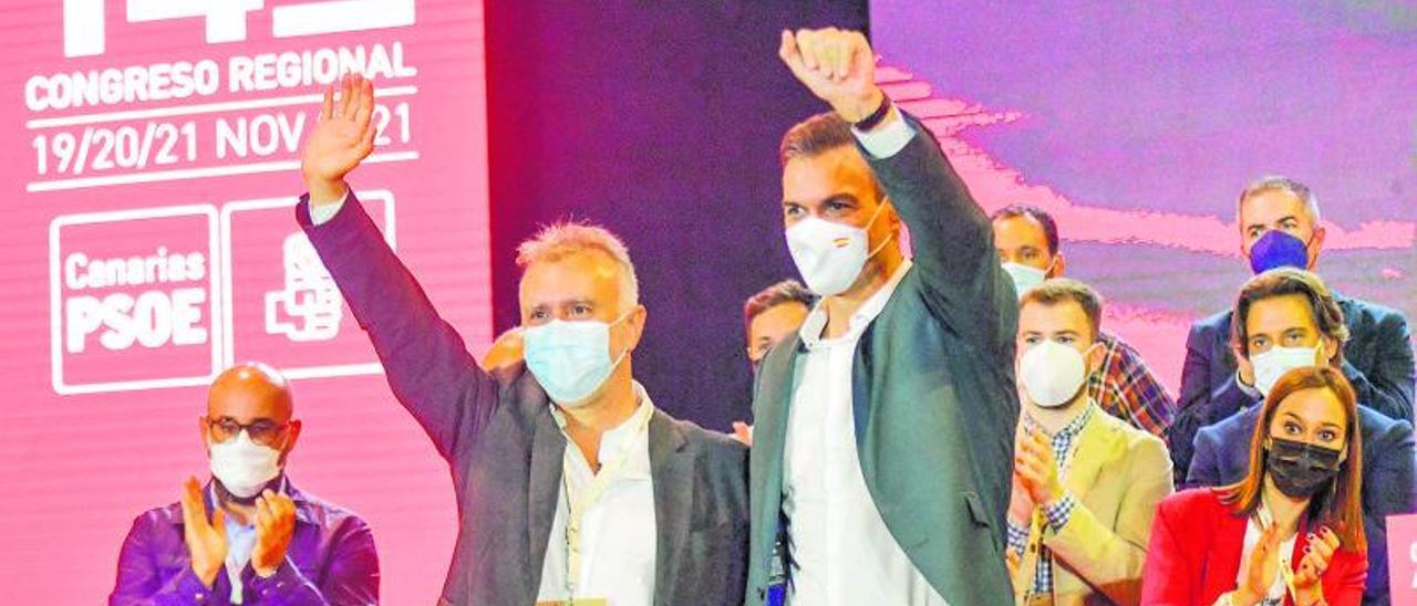 Ángel Víctor Torres y Pedro Sánchez, ayer, en el Gran Canaria Arena, en la celebración del 14 Congreso regional del PSOE.