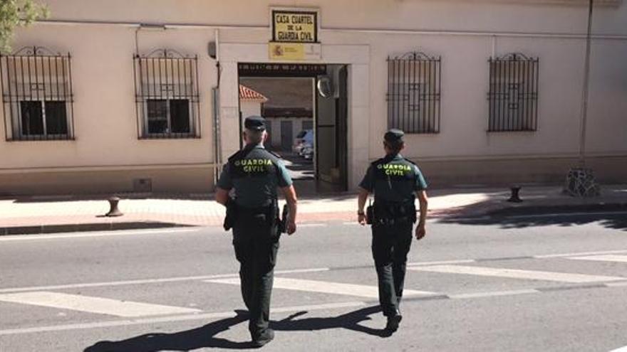 Agentes de la Guardia Civil en el cuartel de Sax