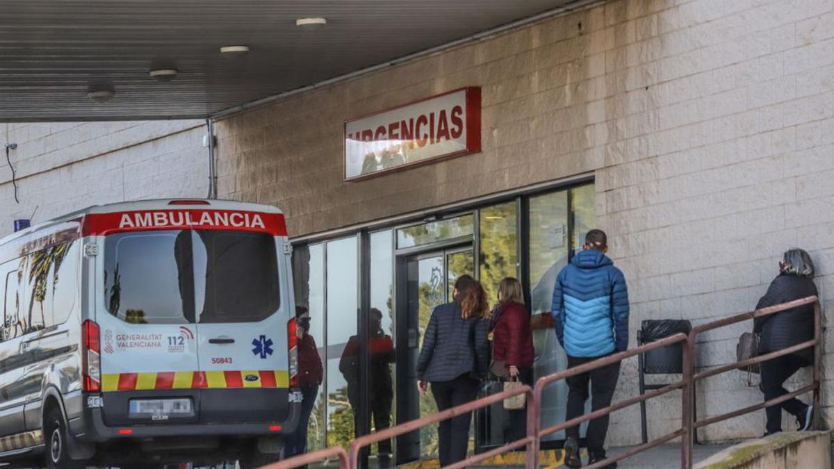 Puerta de Urgencias del Hospital Vega Baja. | TONY SEVILLA