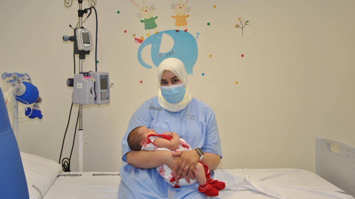Imagen de Fátima con su bebé recién nacida Almas en Vinaròs.