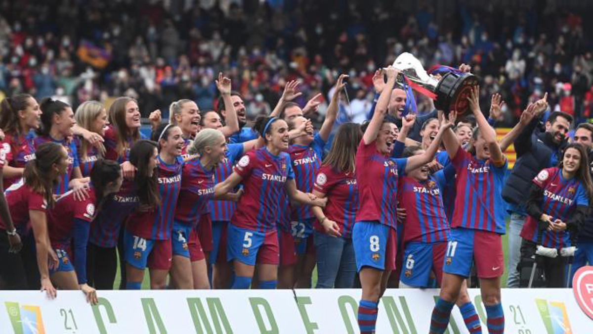 Las jugadoras azulgrana celebran la consecución del título de liga tras ganar el partido de liga Iberdrola entre el FC Barcelona y el Real Madrid