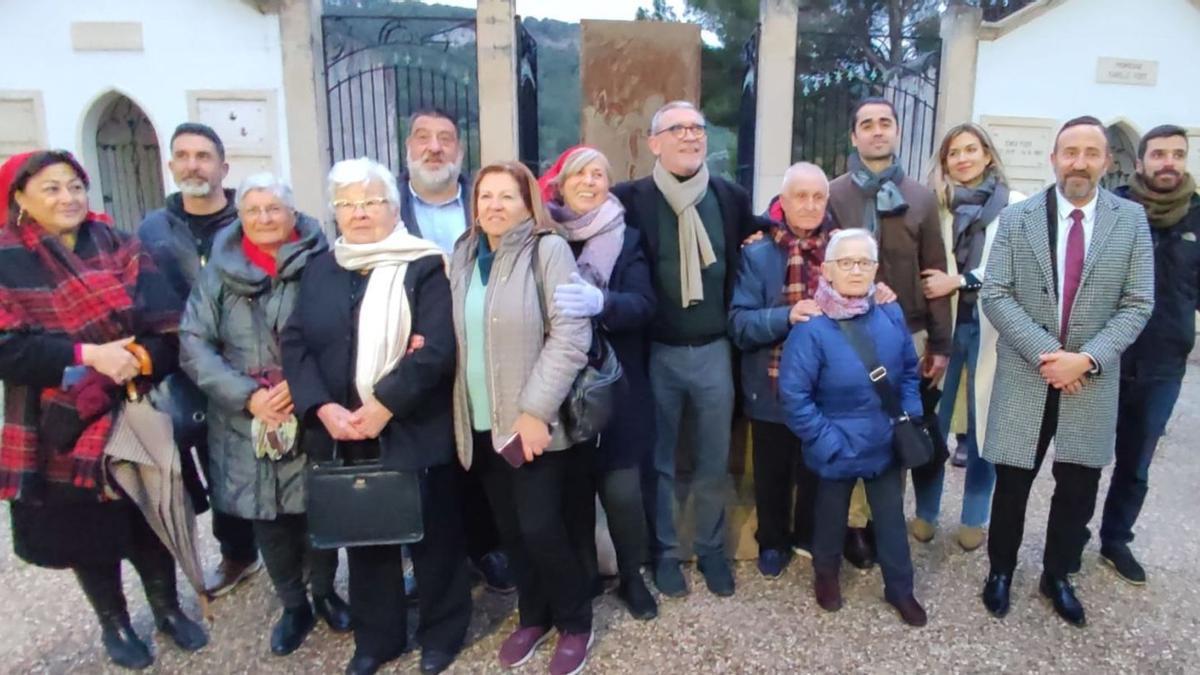 Familiares de les ‘Roges del Molinar’, con Carlos Fernández en el Centro, junto al alcade Rafel Fernández y jesús Jurado.