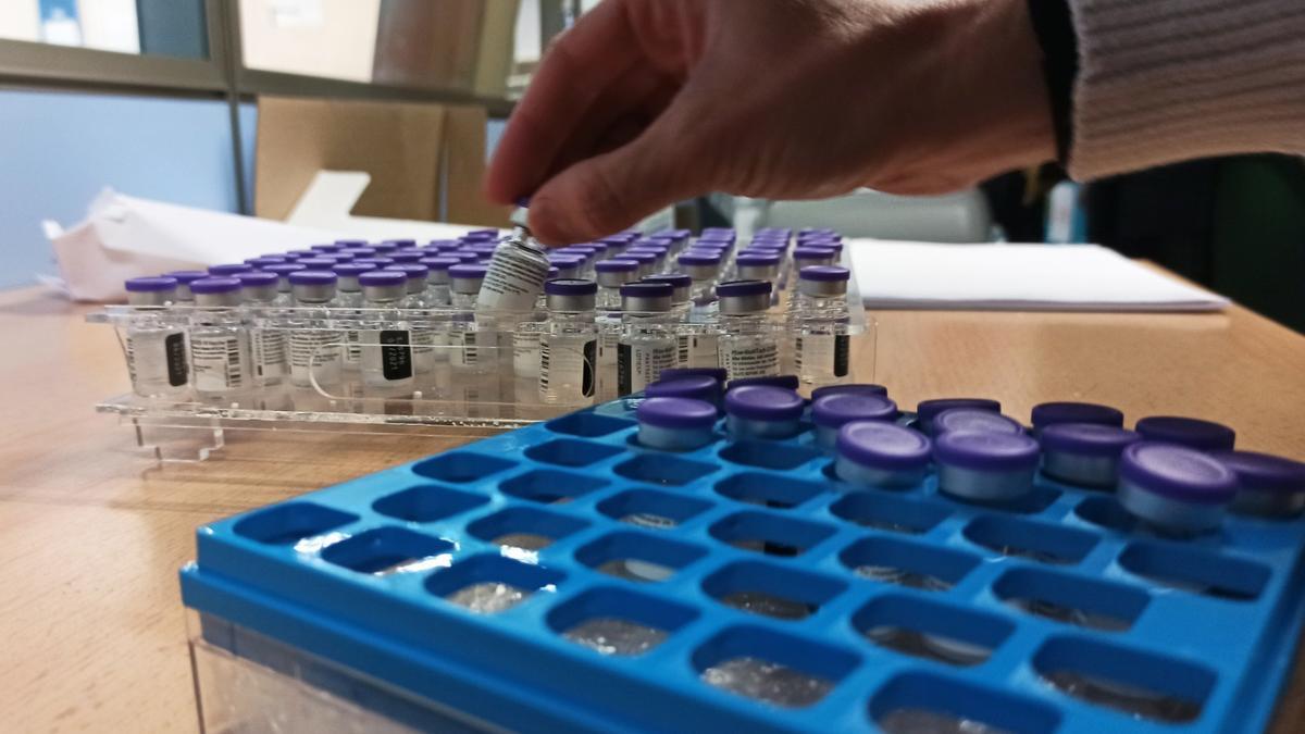 Sanidad vacunará esta semana a más de 25.000 mayores de 90 años y grandes dependientes