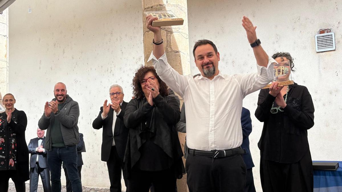 Iván Carriedo recogiendo el premio del I Certamen Villa de Cangas de Narcea.