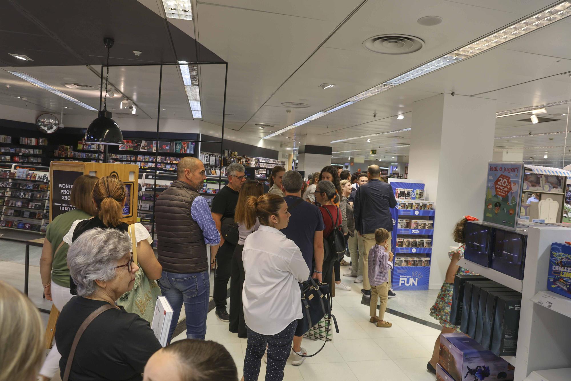 Les Belleas del Foc y sus Damas de Honor firman el Festa de Fogueres en El Corte Inglés