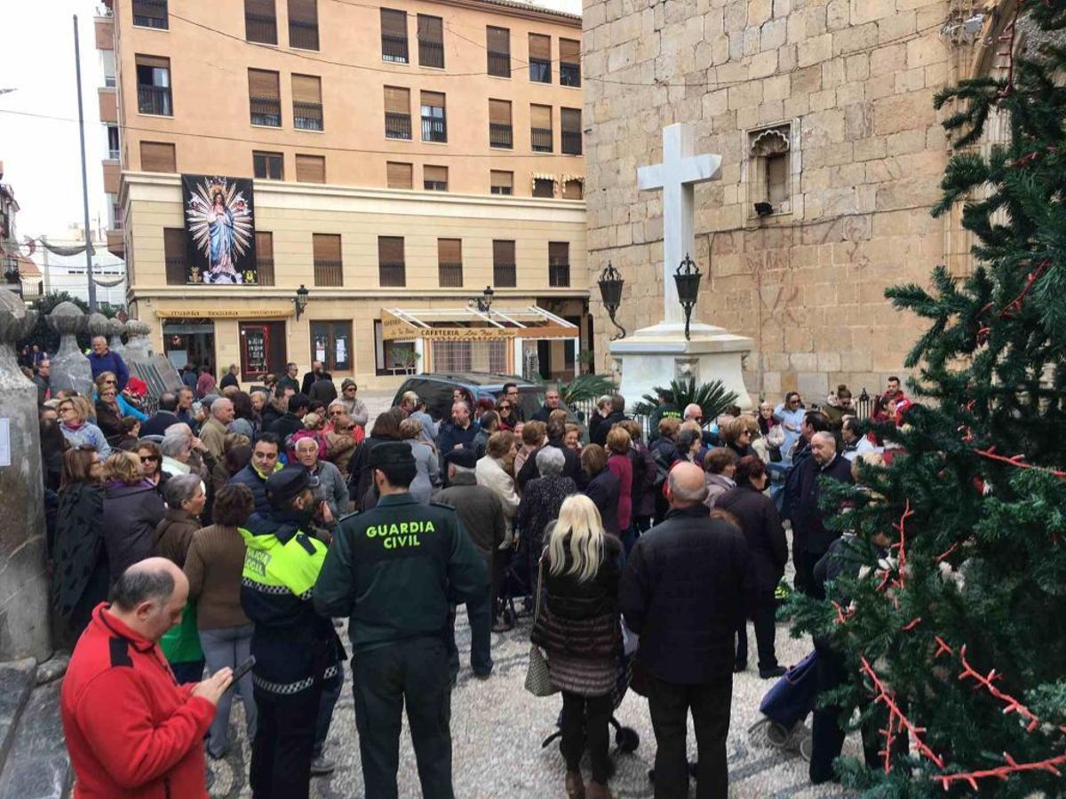 La concentración de vecinos impide retirar la Cruz de los Caídos de Callosa