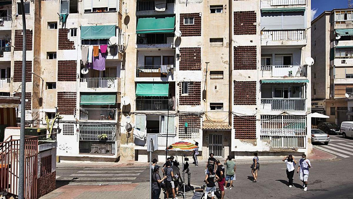 El equipo, frente al edificio donde se produjo el suceso que ha dado pie al corto. | MANUEL R. SALA