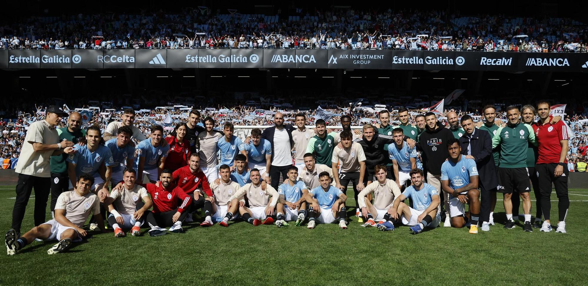 Jugadores y cuerpo técnico, en la foto de final de temporada tras el duelo de este domingo.