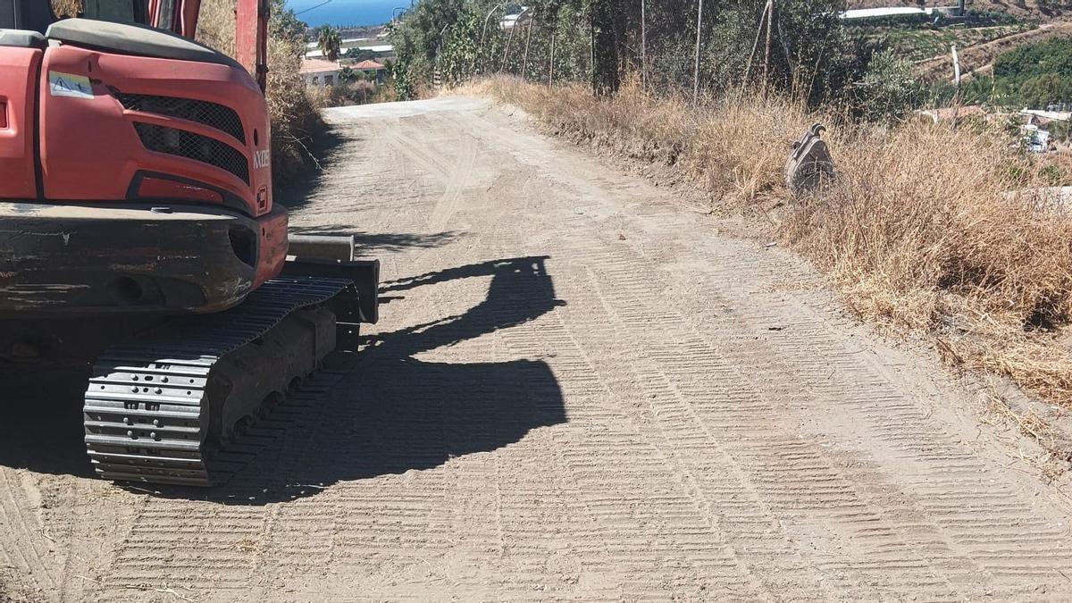 Uno de los caminos rurales de Torrox donde se están realizando trabajos de mejora