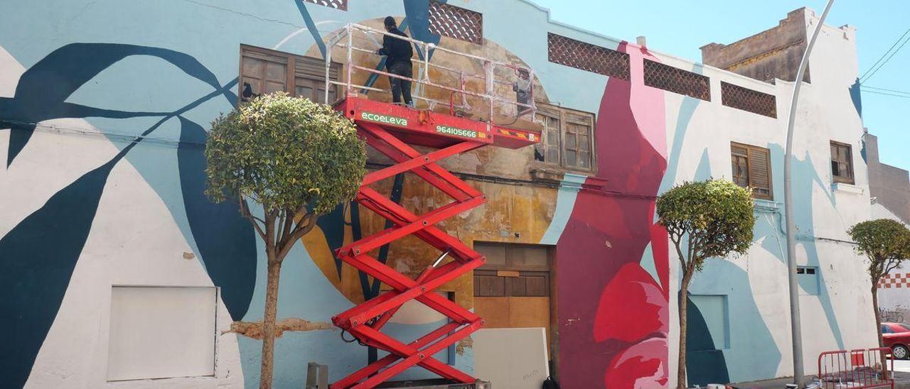 Los artistas urbanos Tellas y 2bleene decoran la fachada de la vivienda situada en el cruce de Vicente Sanchiz con Creus Velles.