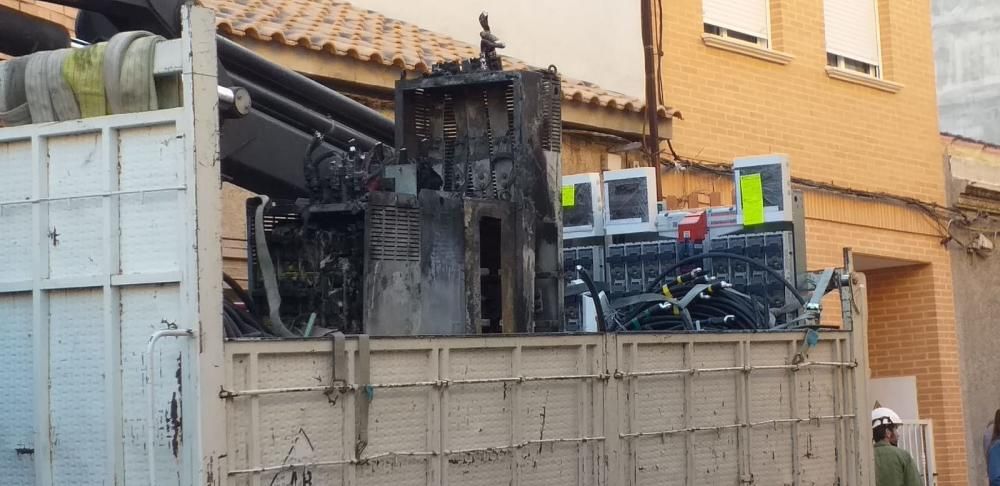 El incidente ha dejado sin luz a un millar de vecinos de la zona y la compañía eléctrica está intentando restablecer el servicio