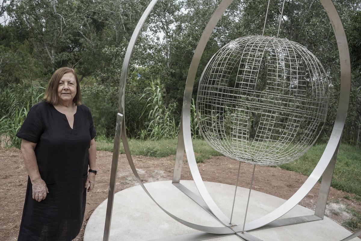 L'artista Dolors Puigdemont, amb l'escultura que en l'anterior edició de Microscopies va quedar ubicada al parc del Cardener
