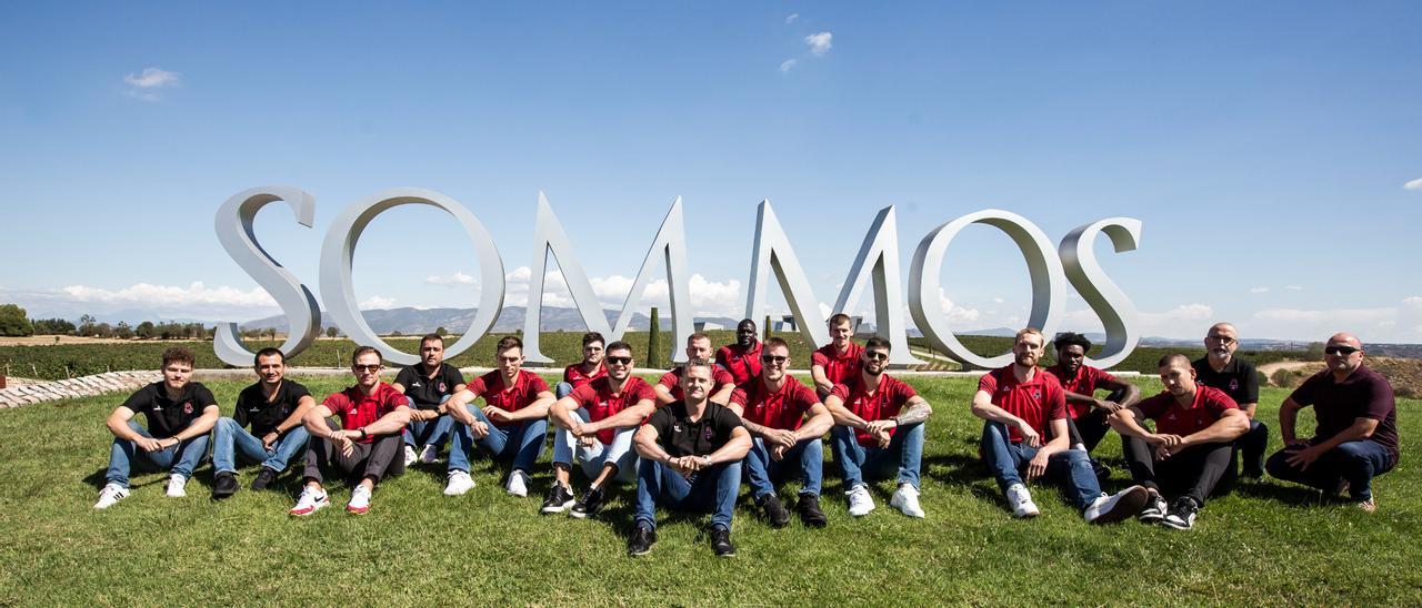 La plantilla del Casademont posa a la entrada de Bodegas Sommos tras su visita de este viernes.