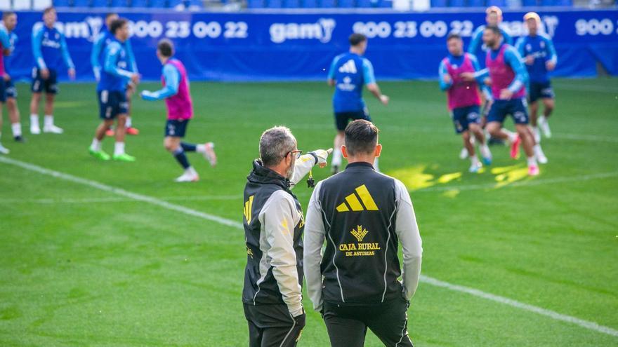 Álvaro Cervera y Roberto Perera, en el entrenamiento de ayer en el Tartiere. | David Cabo