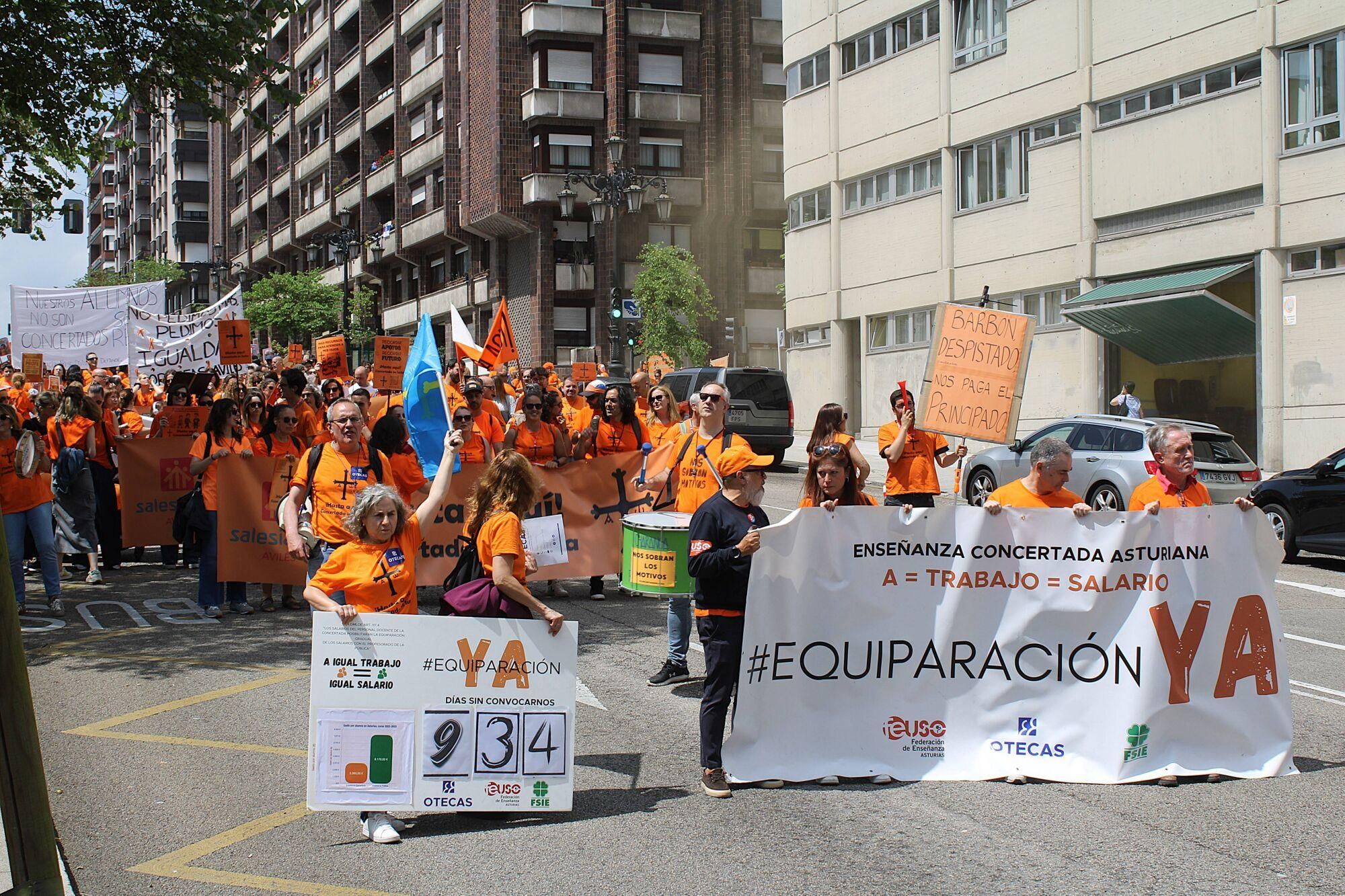 Así fue la multitudinaria marcha naranja de la concertada en Asturias