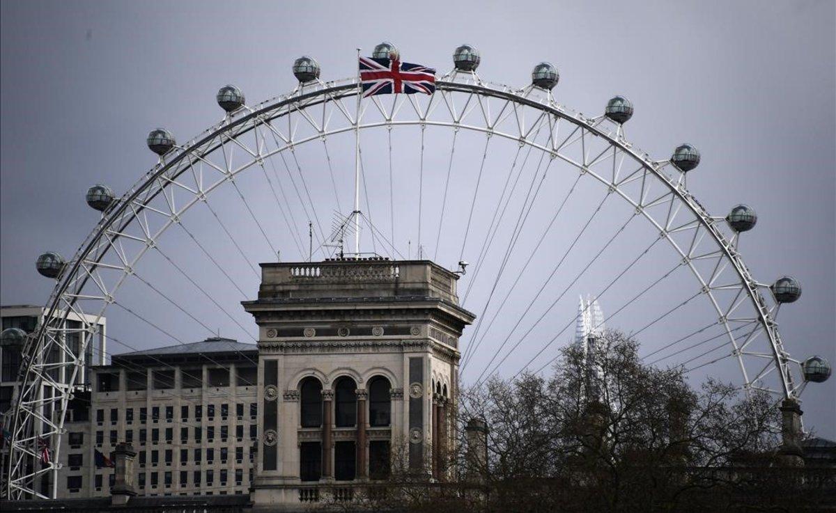 La Union Flag ondea en lo alto del Foreign Office, junto a un London Eye vacío.