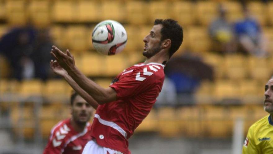 Gorka Azkorra controla un balón con el pecho ante el Cádiz.