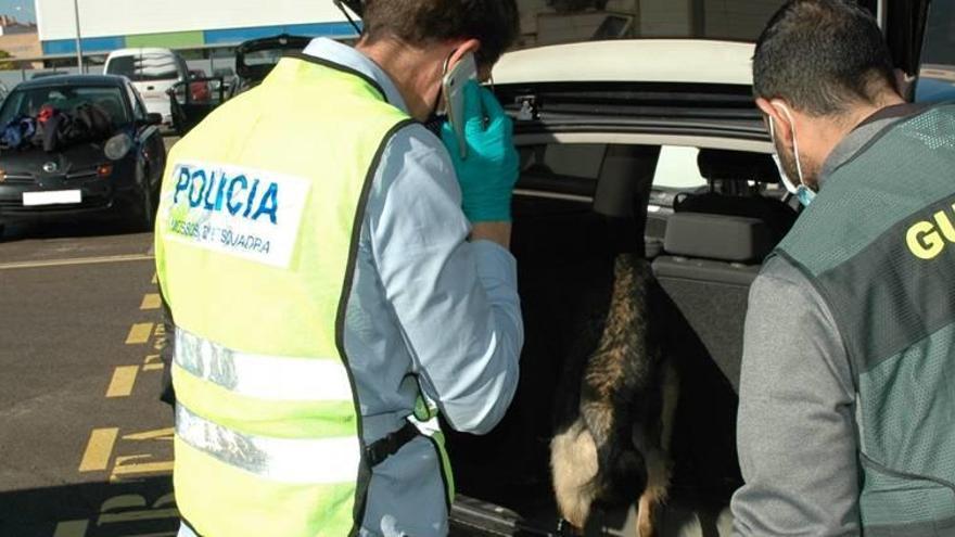 La Guàrdia Civil inspeccionant el vehicle |