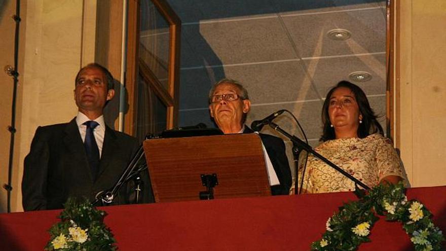 El pregonero José Luís Bazán entre el presidente de la Generalitat, Francisco Camps, y la alcaldesa de Elda, Adela Pedrosa durante la lectura de su discurso
