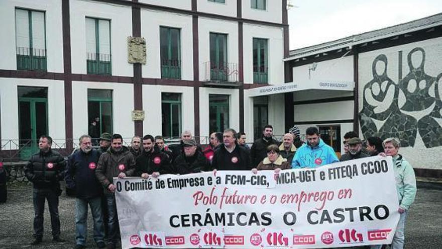 Protesta de los trabajadores de O Castro el pasado 30 de diciembre, el día de los despidos.  // C. Pardellas