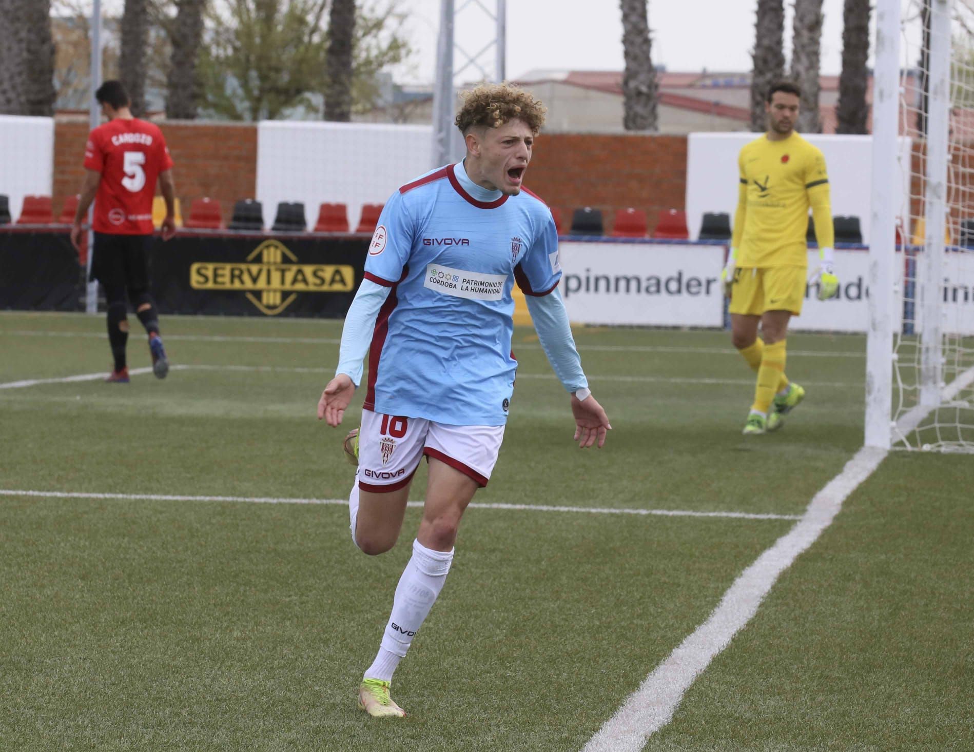 Simo Bouzaidi celebra el 0-1 del Córdoba en el Emilio Macarro de Montijo.